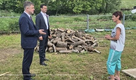 «Своих не бросаем!»: матери бойца СВО привезли дрова